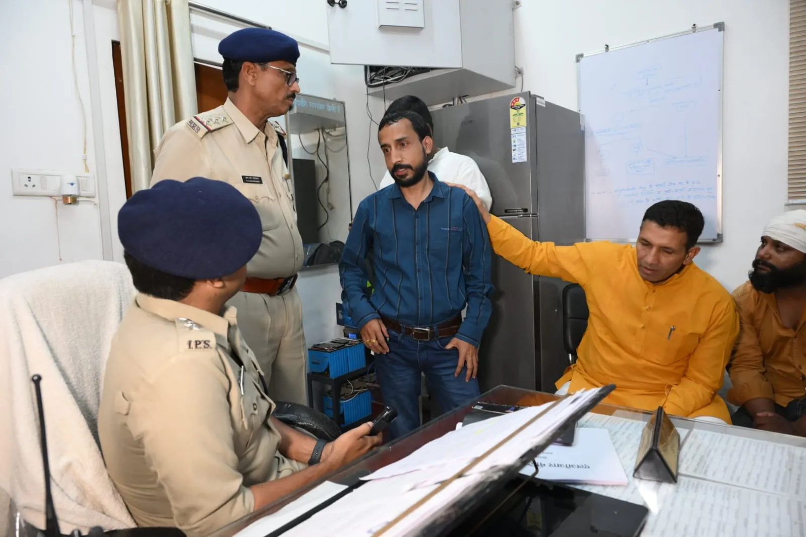 मंत्री पुत्र द्वारा पत्रकार और दंपति पर जानलेवा हमले की घटना निंदनीय, प्रदेश कांग्रेस अध्यक्ष Jitu Patwari घटना की रिपोर्ट लिखाने और कार्यवाही की मांग को लेकर थाने पहुंचे