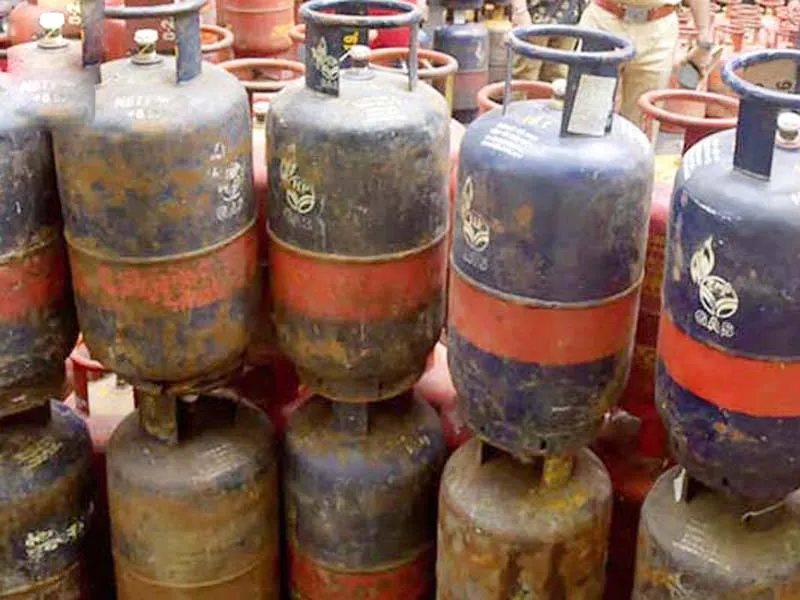 कॉमर्शियल Gas Cylinder 30 रुपए सस्ता हुआ