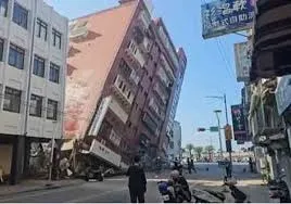 Taiwan में आए भूकंप से ताश के पत्तों की तरह ढह गईं कई इमारतें रिक्टर स्केल पर तीव्रता 7.4 मापी गई