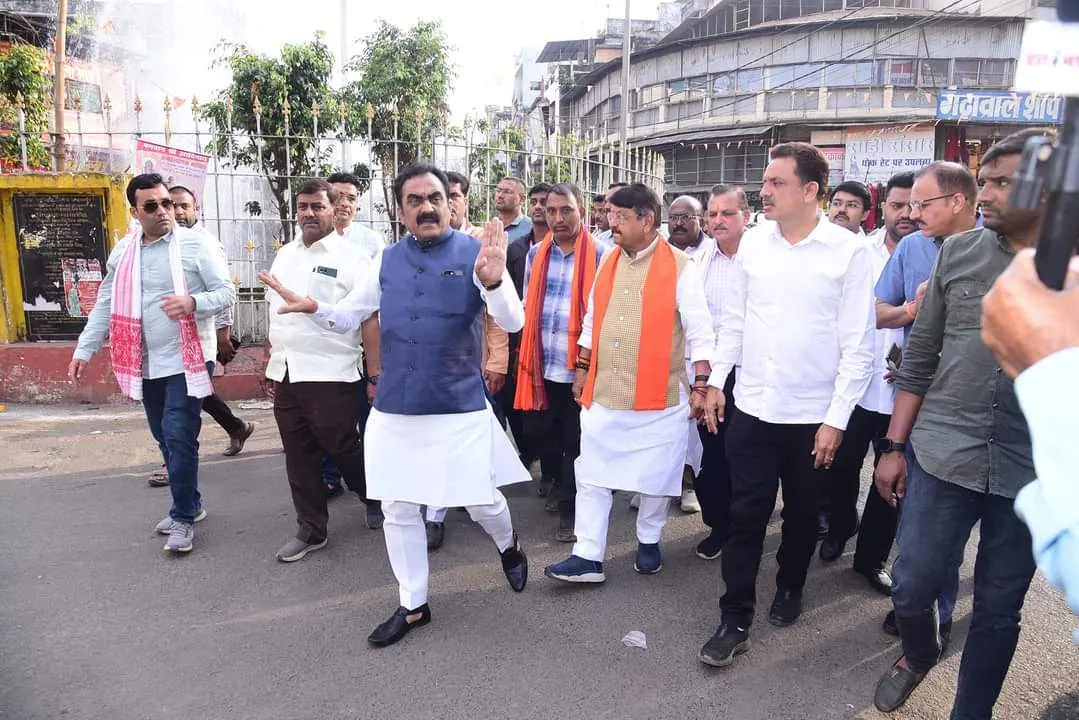 Jabalpur में प्रदेश शासन के मंत्री Rakesh Singh ने पत्रकार वार्ता को संबोधित किया एवं बैठक कर प्रधानमंत्री के रोड शो के मार्ग का किया निरीक्षण