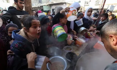 घर लौटे Palestinians का दावा: बोले- यहां तो लाशों के ढेर हैं बदबू बीमार कर देगी
