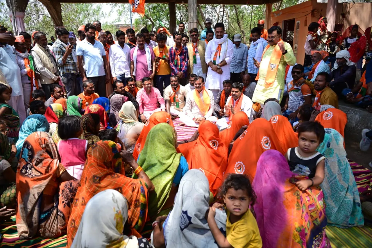 भाजपा प्रदेश अध्यक्ष व खजुराहो सांसद Vishnudutt Sharma ने खजुराहो प्रवास के दौरान मंदिर में पूजन-अर्चन कर जनसंपर्क प्रांरभ किया