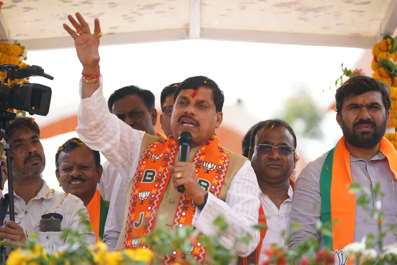 मुख्यमंत्री Dr. Mohan Yadav ने छिंदवाड़ा जिले के दमुआ, जुन्नारदेव, परासिया के चांदामेटा में रोड शो व जनसभा एवं नरसिंहपुर जिले की गोटेगांव विधानसभा के मुंगवानी में विशाल जनसभा को संबोधित किया