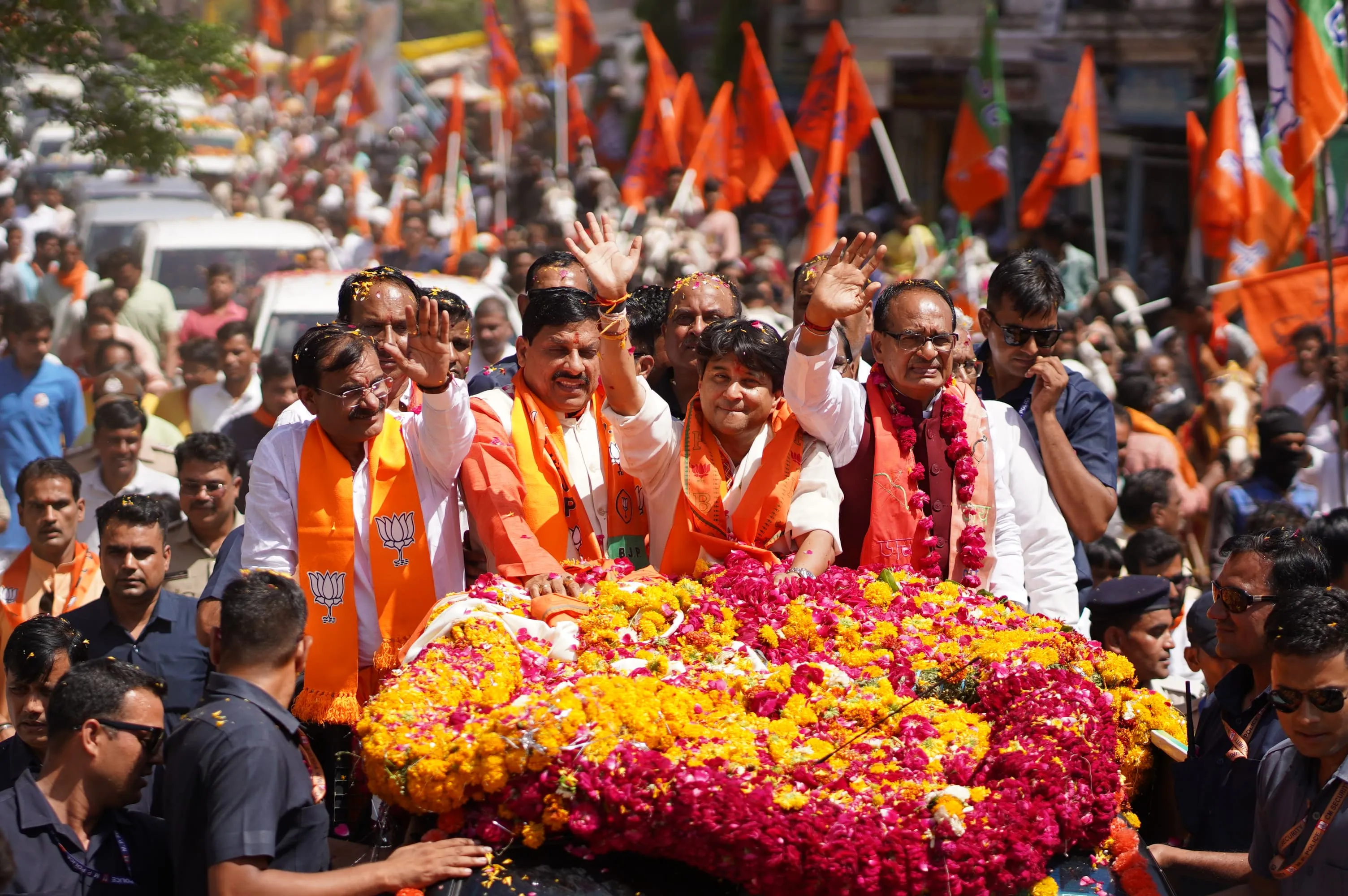 पूर्व मुख्यमंत्री Shivraj Singh Chouhan गुना लोकसभा प्रत्याशी ज्योतिरादित्य सिंधिया की नामांकन रैली में शामिल हुए और जनसभा को संबोधित किया