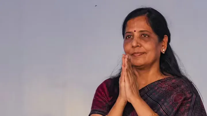 Delhi CM की पत्नी सुनीता केजरीवाल की रोड शो के जरिए राजनीति में एंट्री