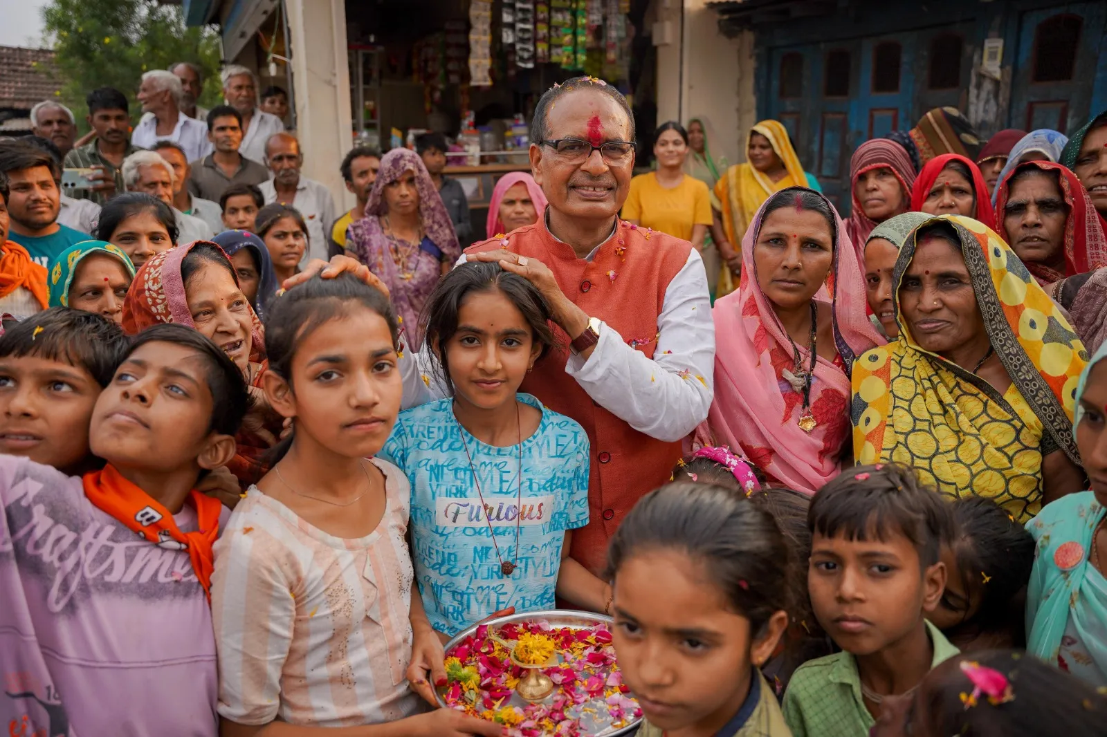 पूर्व मुख्यमंत्री Shivraj Singh Chouhan ने शनिवार को विदिशा लोकसभा की खातेगांव विधानसभा के ग्राम मचवास से जन-आशीर्वाद यात्रा का शुभारंभ किया।