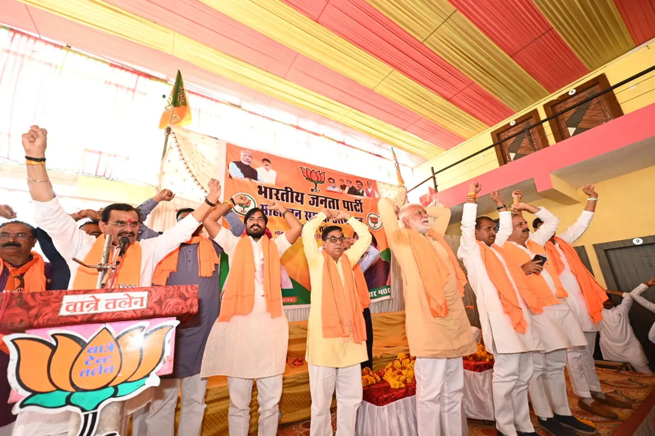 सांसद Vishnudutt Sharma ने राजगढ़ लोकसभा क्षेत्र के तलेन में कार्यकर्ता सम्मेलन को संबोधित कर कार्यकर्ताओं के साथ जनसंपर्क कर लाभार्थियों से संपर्क किया