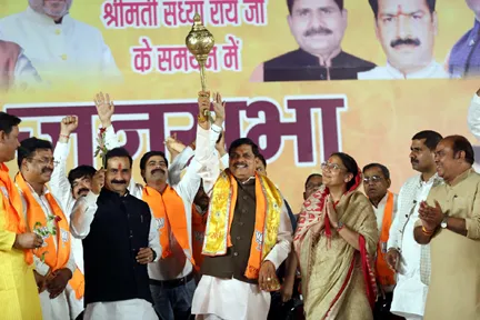 मुख्यमंत्री Dr. Mohan Yadav  ने मुरैना और दतिया में रोड शो किया और दतिया में जनसभा को भी संबोधित किया