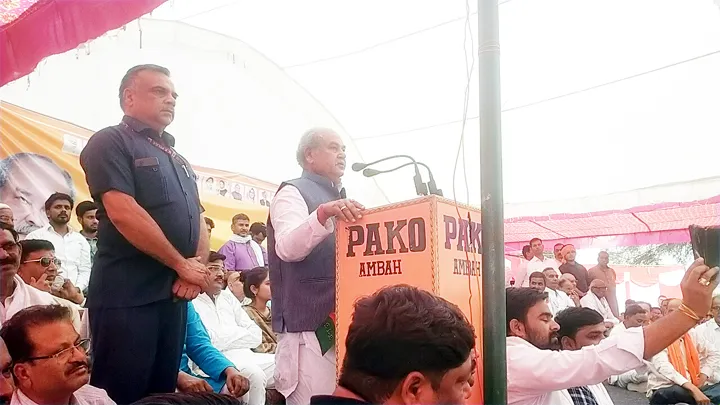 Narendra Singh Tomar और राकेश सिंह ने मुरैना लोकसभा क्षेत्र के श्योपुर जिले के ग्राम गोरस में आदिवासी महापंचायत और मुरैना जिले के अंबाह में जनसभा को संबोधित किया