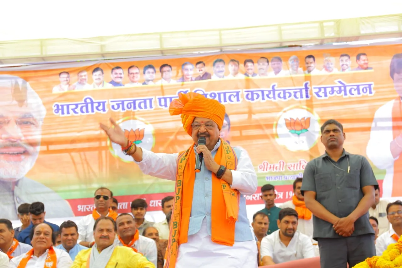 प्रदेश शासन के मंत्री Kailash Vijayvargiya ने धार जिले के कुक्षी और राजगढ़ में भाजपा कार्यकर्ता सम्मेलन को संबोधित किया