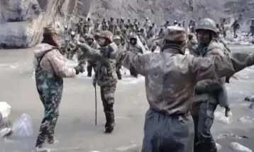 झड़प का नया वीडियो: भारतीय सैनिकों पर हमला करते दिखे Jinping के पिट्ठू