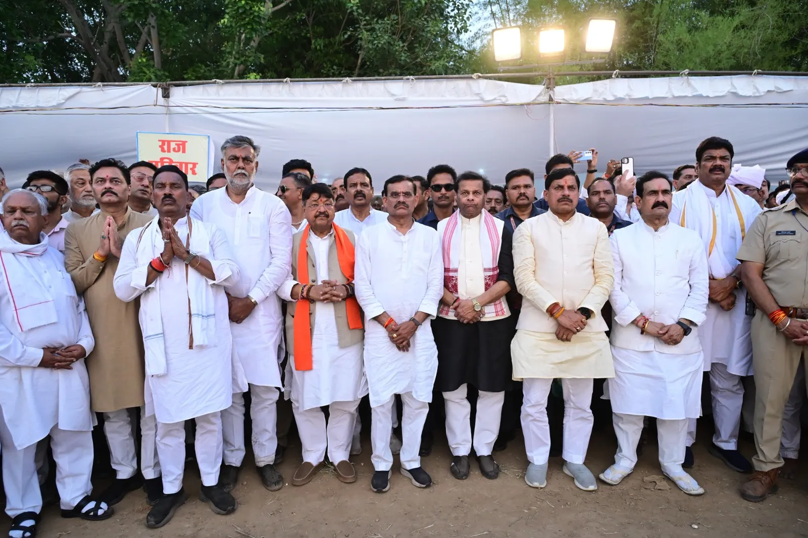 Chief Minister, भाजपा प्रदेश अध्यक्ष, प्रदेश संगठन महामंत्री सहित वरिष्ठ नेतागण, केन्द्रीय मंत्री ज्योतिरादित्य सिंधिया की श्रद्धेय माताजी माधवी राजे सिंधिया की अंत्येष्टि में हुए शामिल