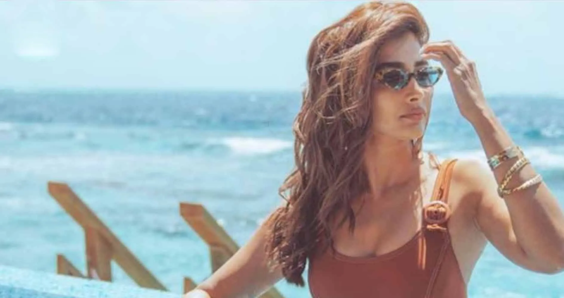 समुद्र तट पर सफाई अभियान में हिस्सा लिया Pooja Hegde ने