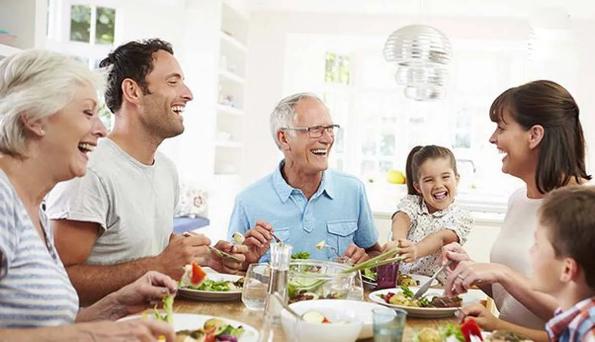 बच्चों के साथ बैठकर खाना खायें