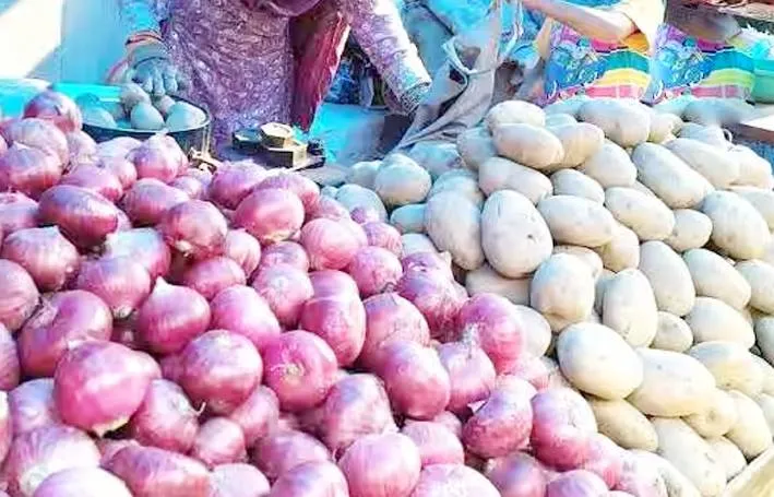 प्याज की कीमतें ‎फिर बढ़ीं, आलू भी महंगा हुआ