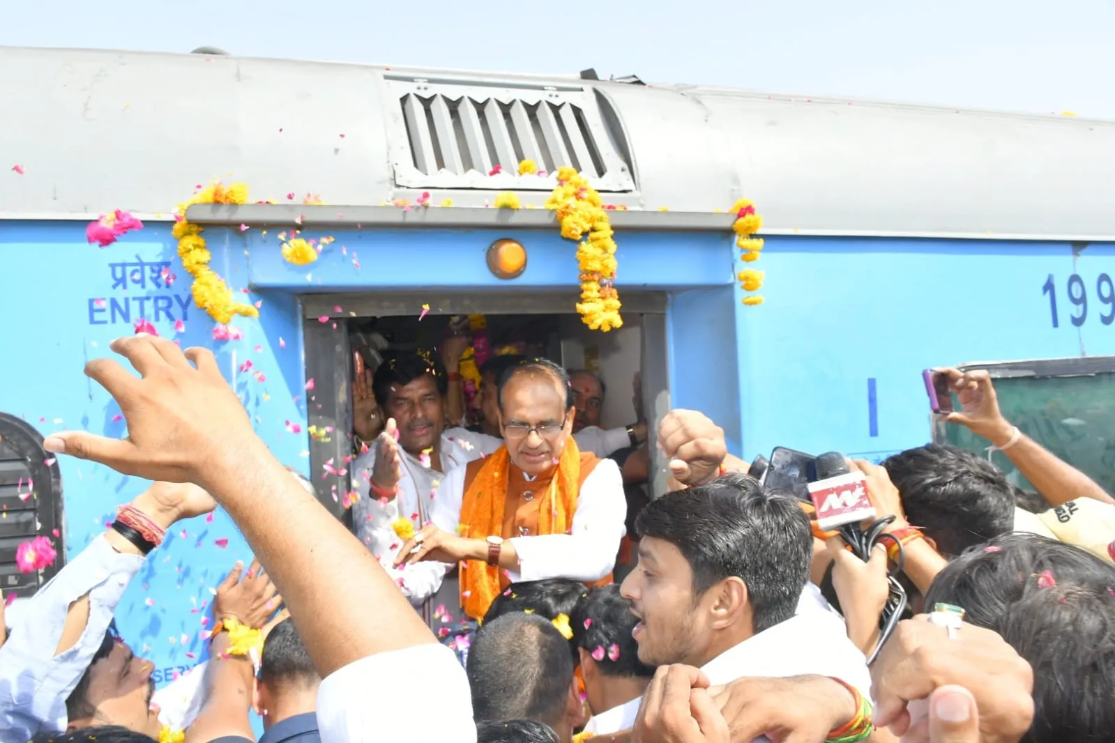 केन्द्रीय कृषि मंत्री Shivraj Singh Chauhan के स्वागत के लिए रेलवे स्टेशन पर उमड़ी भाजपा कार्यकर्ताओं की भीड़ किया जोरदार स्वागत