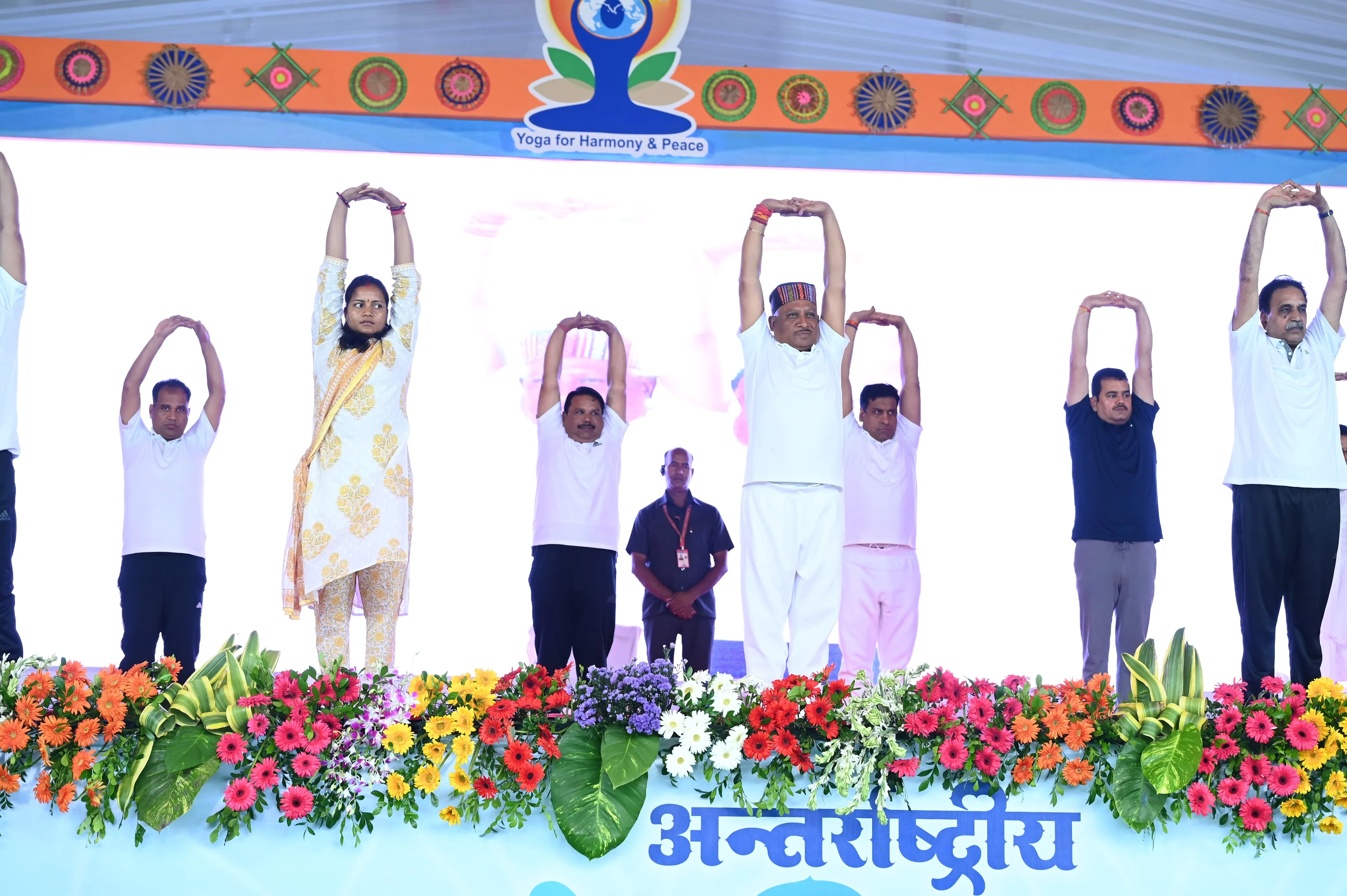 Chhattisgarh के मुख्यमंत्री समेत सभी मंत्री विधायकों ने किया योग, साय बोले- आध्यात्म और उच्च जीवन के मूल्यों से जोड़ता है योग