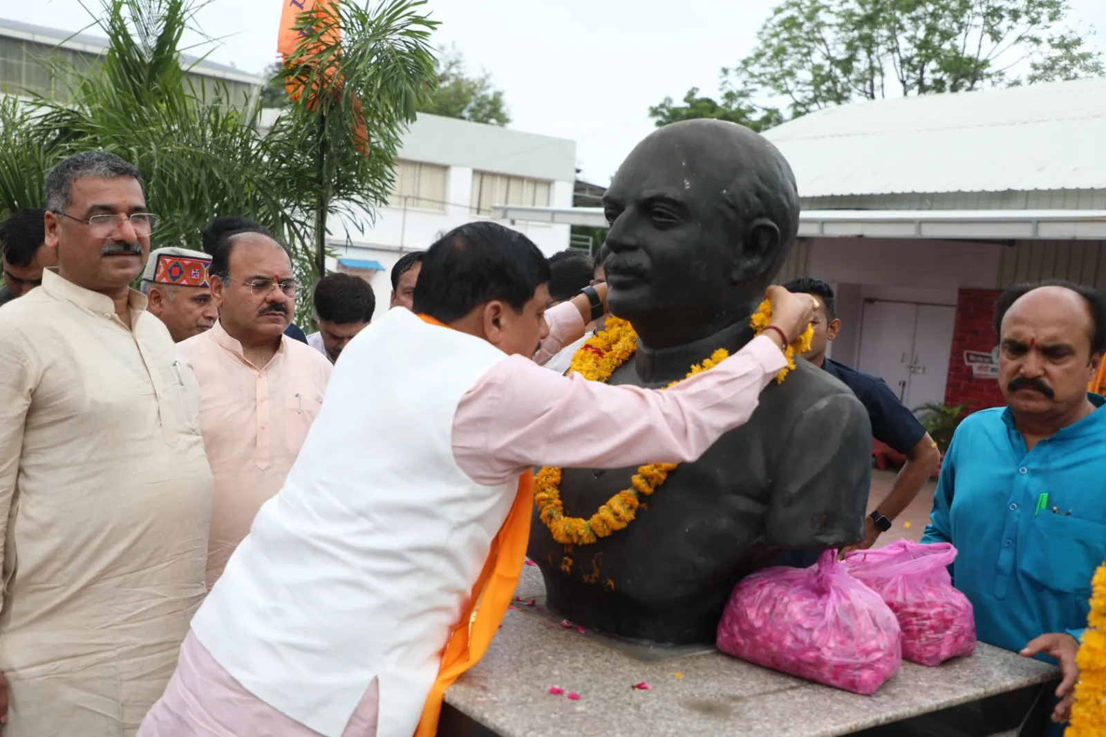 Chief Minister, भाजपा प्रदेश अध्यक्ष, क्षेत्रीय संगठन महामंत्री एवं प्रदेश संगठन महामंत्री ने डॉ. श्यामाप्रसाद मुखर्जी के बलिदान दिवस पर पुष्पांजलि अर्पित की