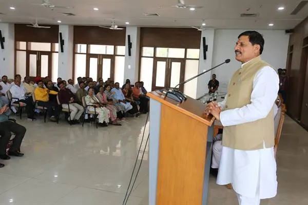 मध्यप्रदेश एवं छत्तीसगढ़ संयुक्त रूप से सामाजिक तथा सांस्कृतिक कार्यक्रम आयोजित करें - Chief Minister Dr. Yadav