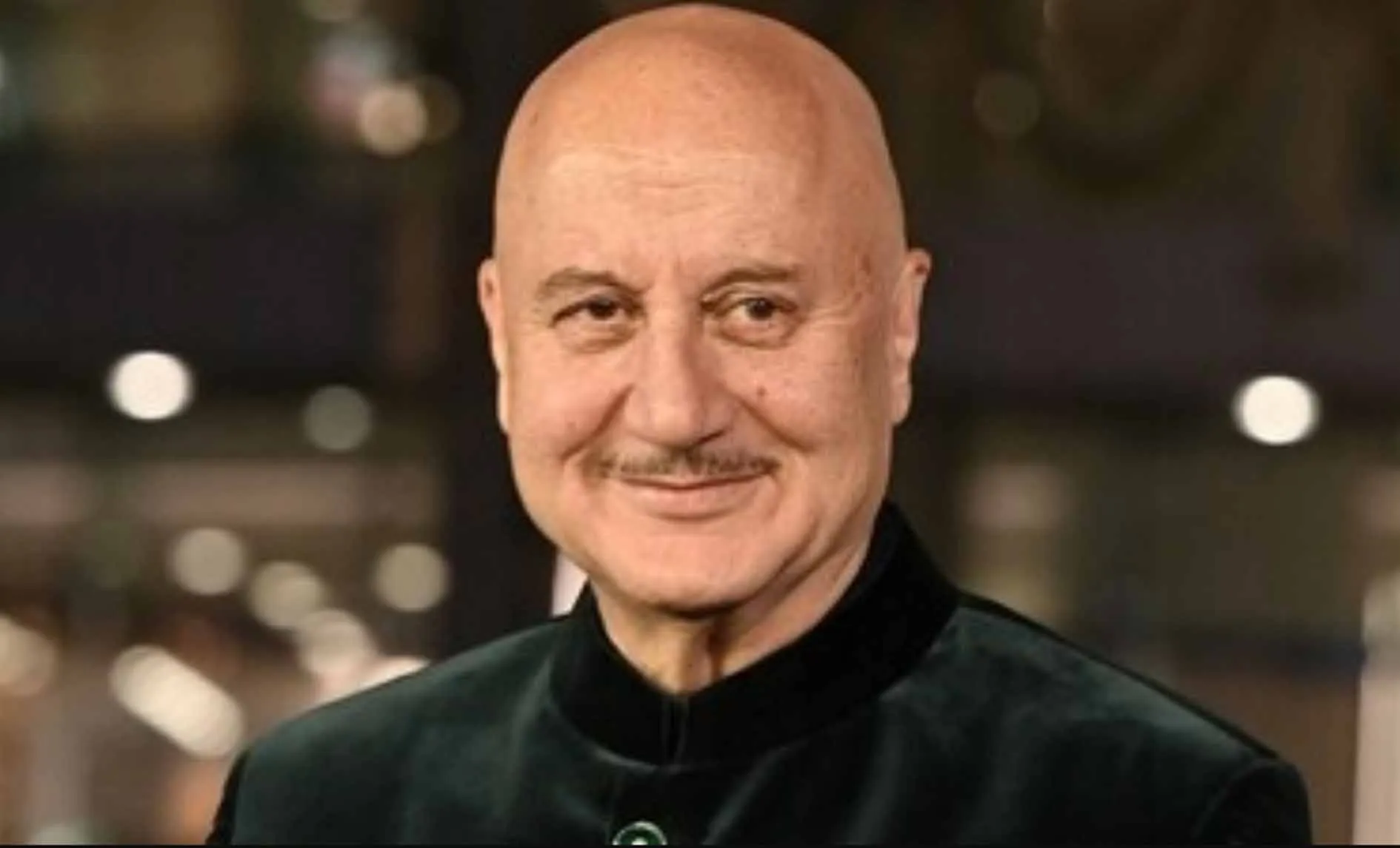 मुंबई की सड़कों पर ऑटो रिक्शा से घूमे Anupam Kher