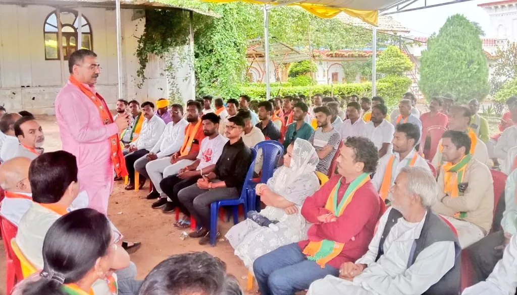 भाजपा प्रदेश संगठन महामंत्री Hitanand ने छिंदवाड़ा जिले के अमरवाड़ा विधानसभा के शक्ति केन्द्रों के संयोजकों, प्रभारियों व प्रवासी कार्यकर्ताओं की बैठक को किया संबोधित