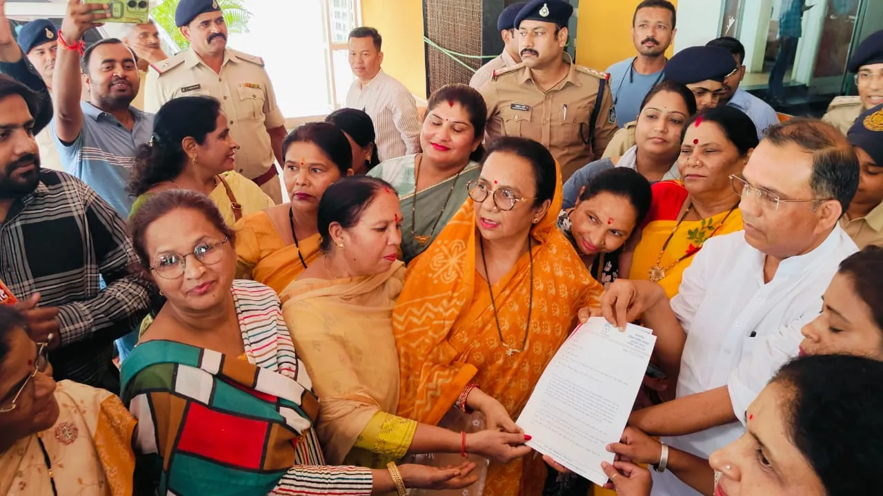 BJP Government द्वारा महिलाओं के साथ वादाखिलाफी को लेकर महिला कांग्रेस ने भाजपा कार्यालय पहुंचकर कार्यालय प्रभारी को सौंपा स्मरण पत्र