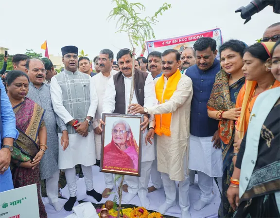 Chief Minister Dr. Mohan Yadav, सांसद विष्णुदत्त शर्मा एवं प्रदेश संगठन महामंत्री हितानंद ने एक पेड़ मां के नाम अभियान के तहत पौधरोपण किया