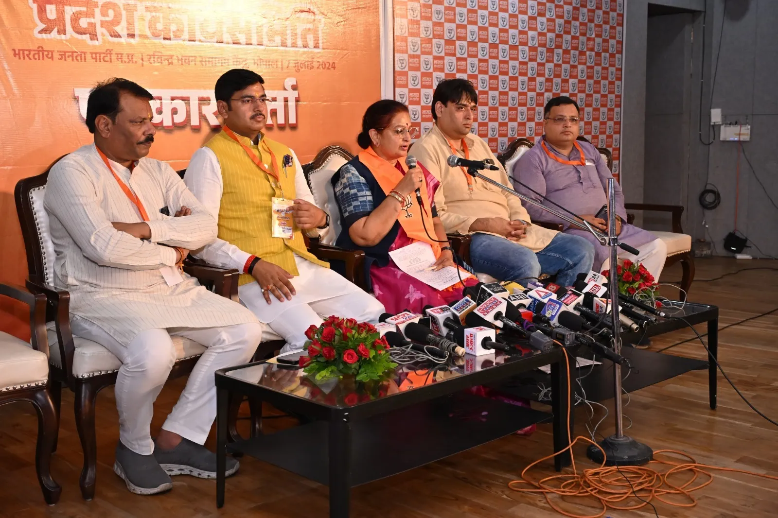 भाजपा की विस्तारित प्रदेश कार्यसमिति की बैठक में प्रस्तुत किए गए दो प्रस्तावों को लेकर विधायक श्रीमती Archana Chitnis और पार्टी के महामंत्री व विधायक हरिशंकर खटीक ने पत्रकार-वार्ता को संबोधित