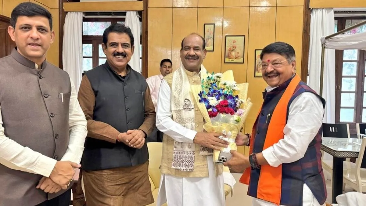 लोकसभा अध्यक्ष Om Birla पहुंचे इंदौर, 'एक पेड़ मां के नाम' अभियान में लगाया पौधा