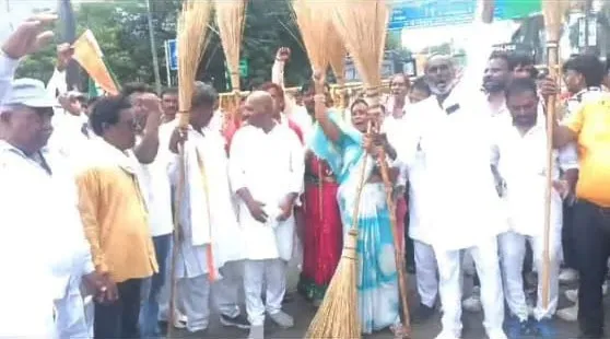 सफाई कामगारों के साथ न्याय होना चाहिए: Digvijay Singh