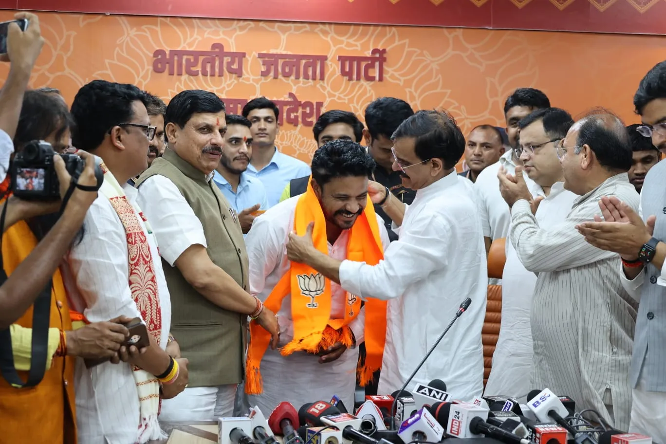 Chief Minister Dr. Mohan Yadav एवं सांसद विष्णुदत्त शर्मा के समक्ष जयस के संस्थापक महेन्द्र कन्नौज ने पार्टी की सदस्यता ली