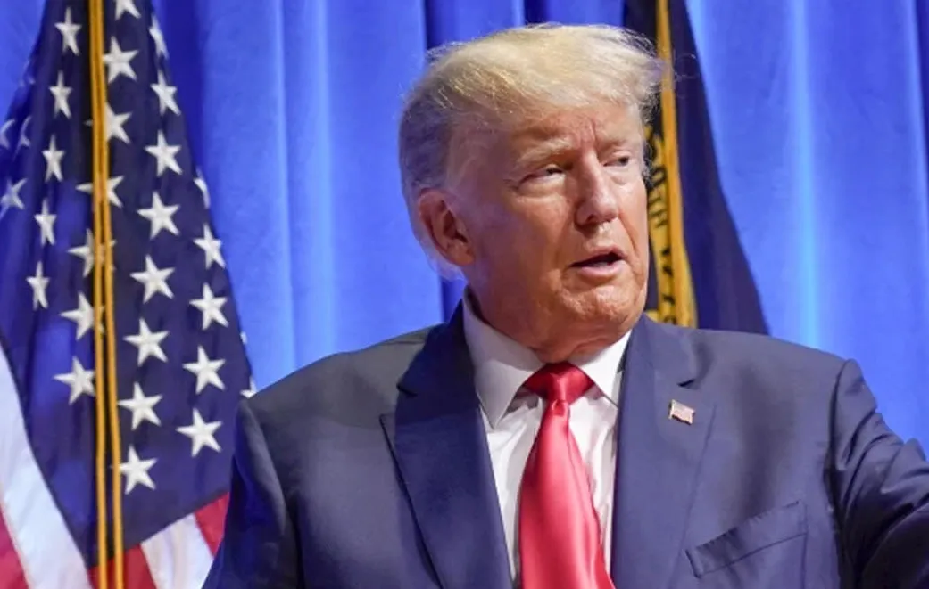 वाइडेन चुनाव से पीछे हट गए लेकिन Trump को चुनौती भी दे गए