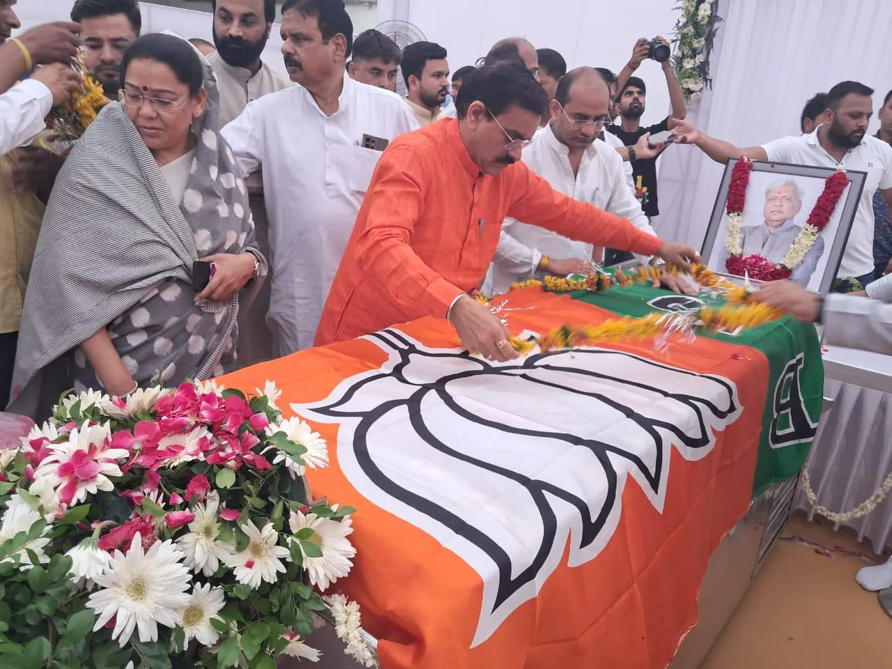 भारतीय जनता पार्टी के पूर्व प्रदेश अध्यक्ष व पूर्व सांसद स्वर्गीय Prabhat Jha का बिहार के सीतामढ़ी जिले के ग्राम कोरियाही में हुआ अंतिम संस्कार