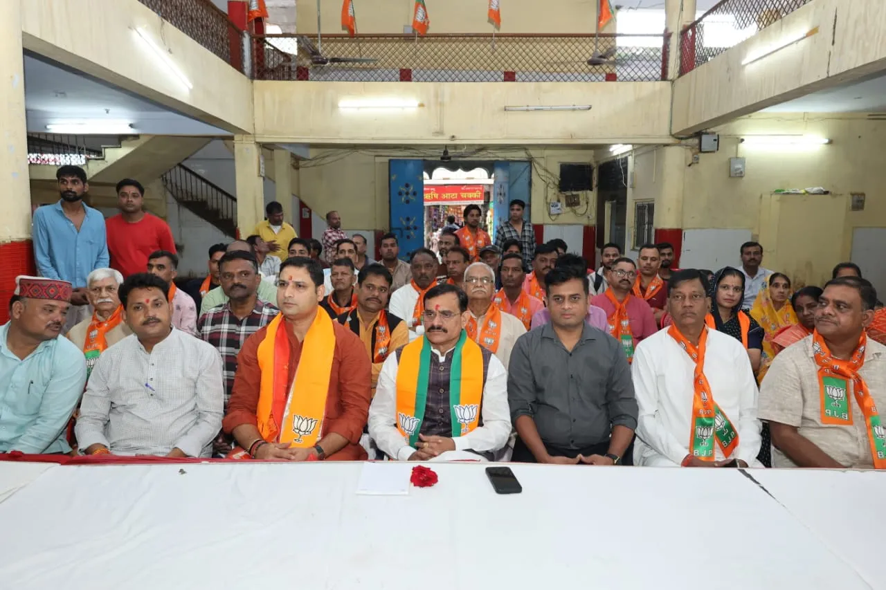 MP Vishnudatt Sharma ने भोपाल के बरखेड़ी मंडल के बूथ क्रमांक 109 स्थित साहू समाज धर्मशाला में प्रधानमंत्री के ’’मन की बात’’ कार्यक्रम को सुना