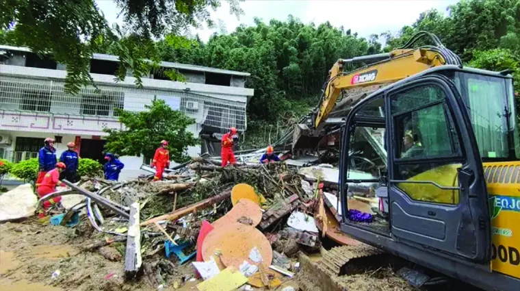 China में भारी से बारिश से हुए भूस्खलन में 15 की मौत