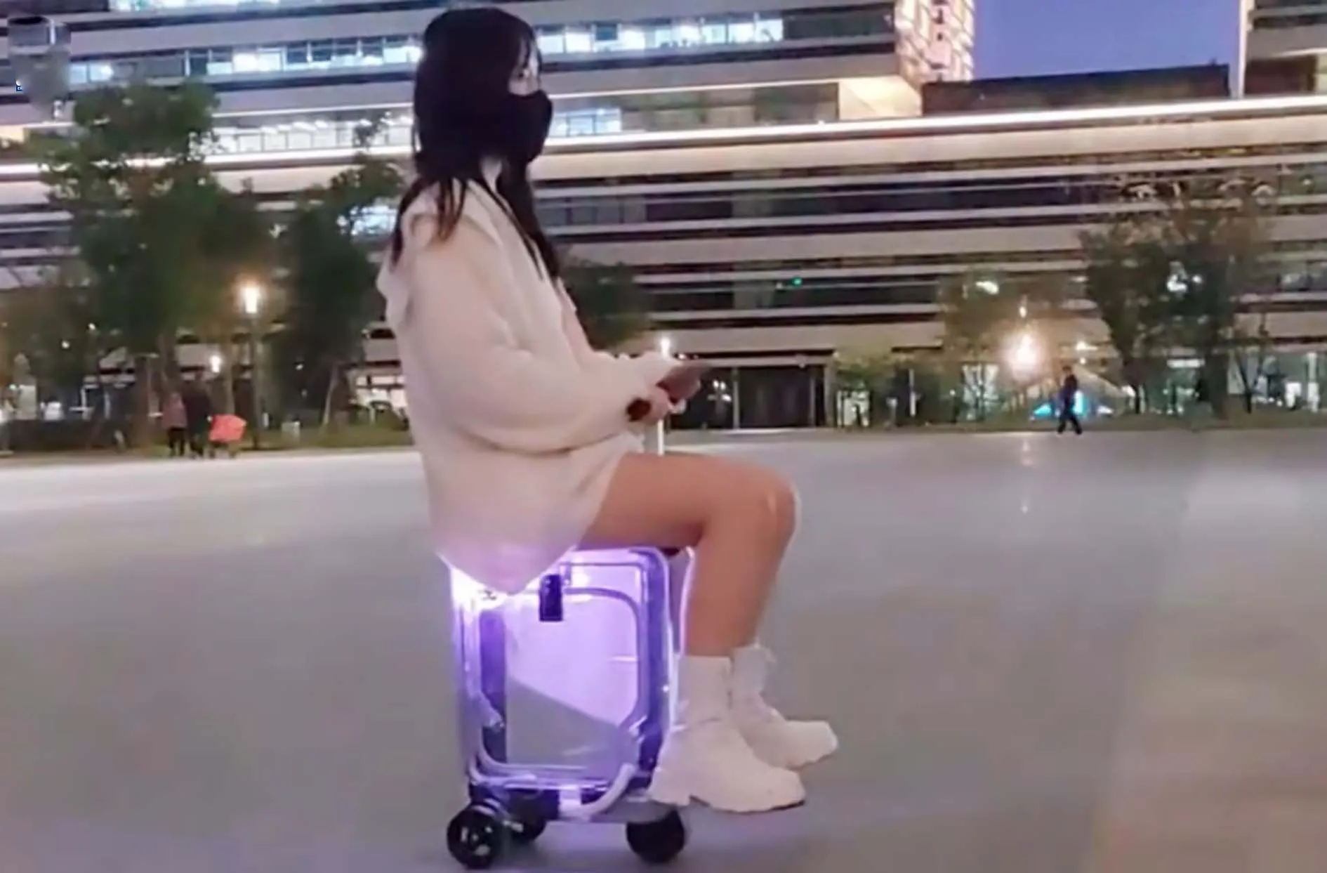 Japan के राइडेबल सूटकेस का बढता उपयोग बना सिरदर्द