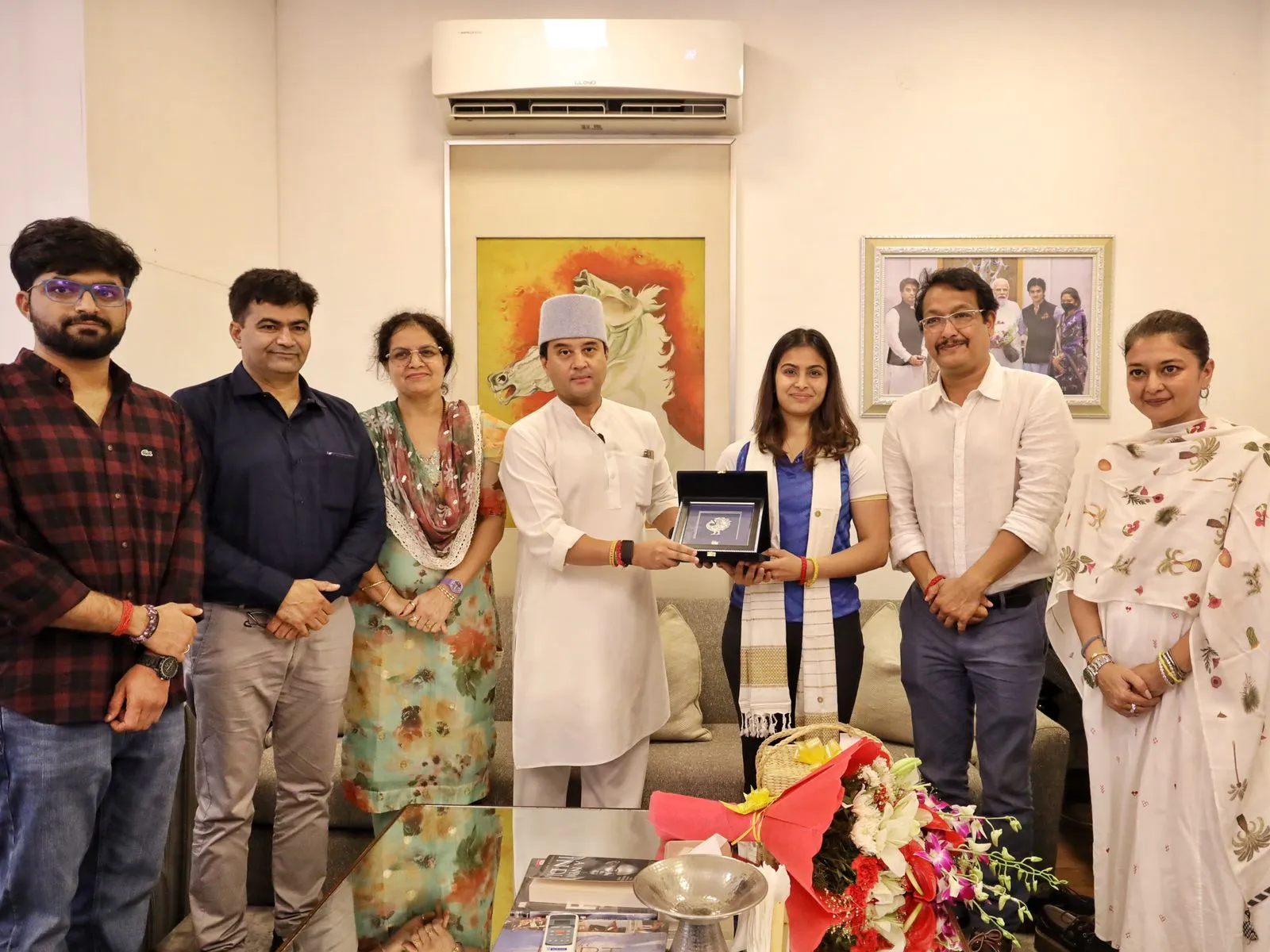 केंद्रीय मंत्री के आवास पर सपरिवार पहुँची Manu