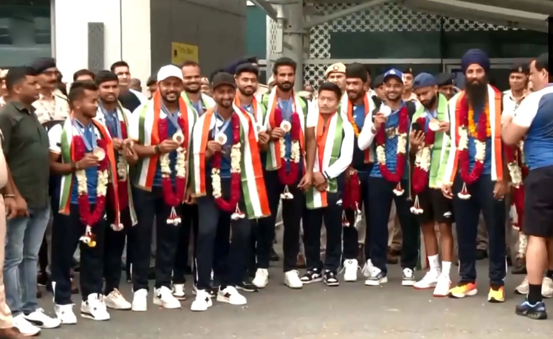 Indian Hockey Team का स्वदेश पहुंचने पर भव्य स्वागत