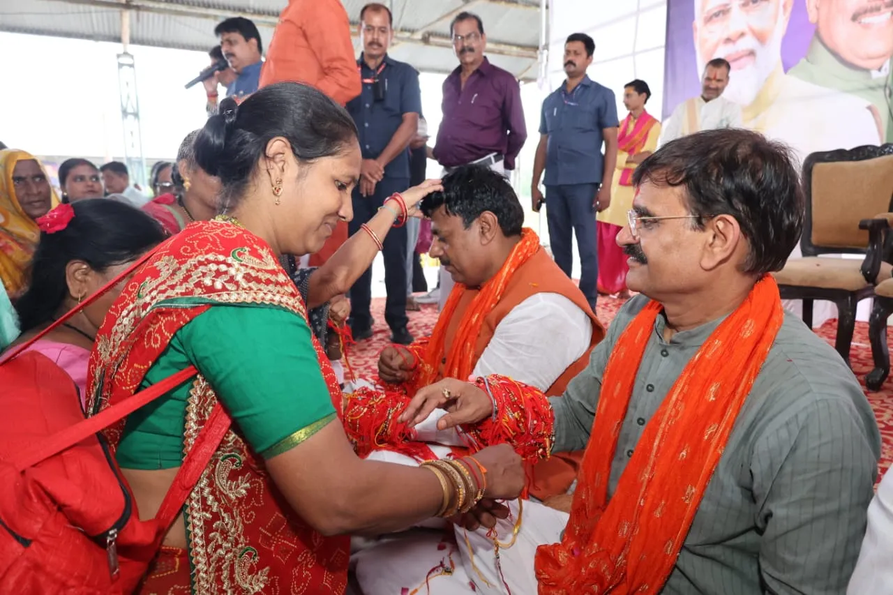 बीजेपी MP Vishnudutt Sharma और विधायक रामेश्वर शर्मा ने संत हिरदाराम नगर में रक्षाबंधन उत्सव पर 11 हजार बहनों से राखी बंधवाकर लिया आशीर्वाद