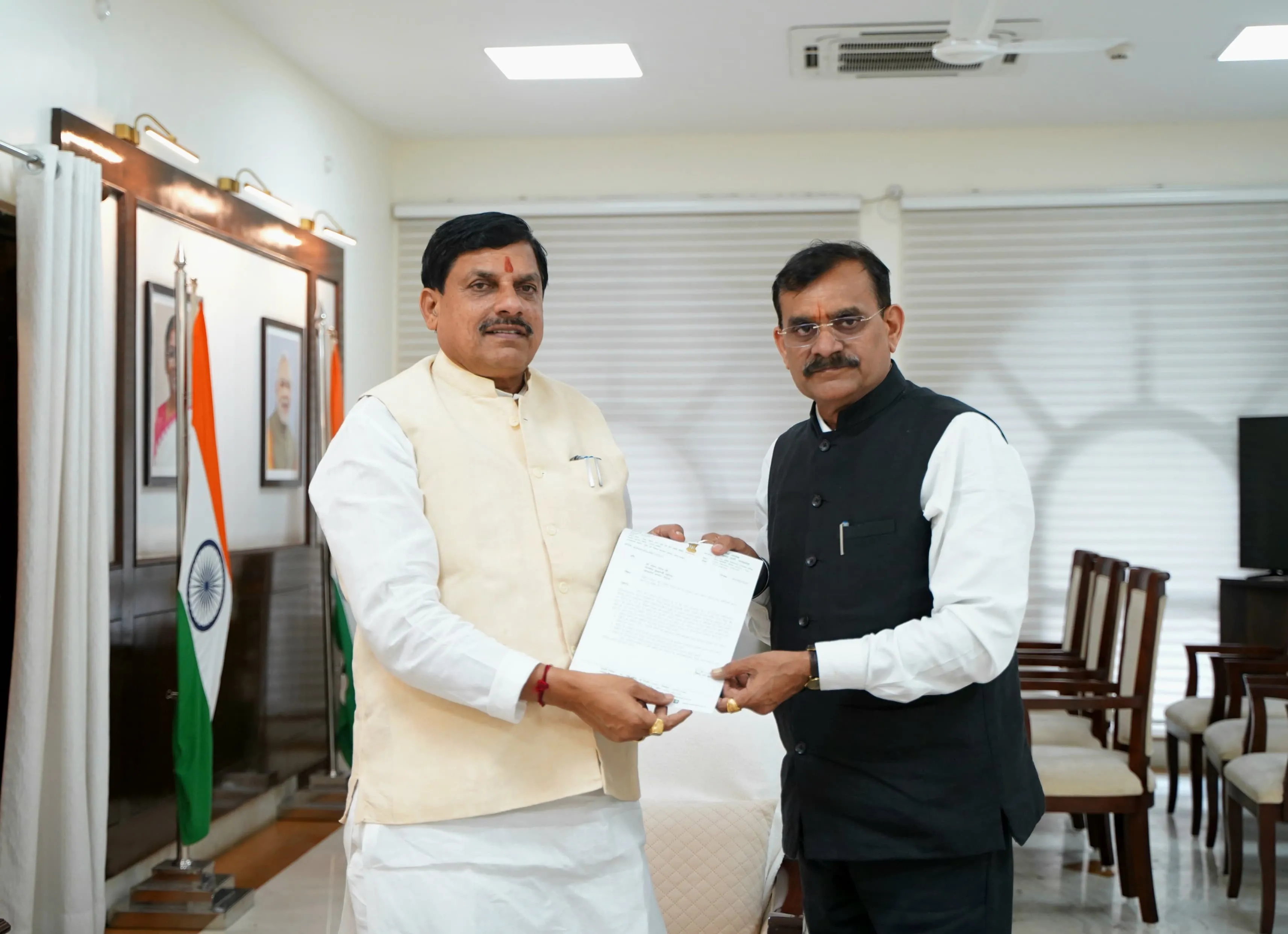 MP Vishnudutt Sharm ने मुख्यमंत्री डॉ. मोहन यादव से मुलाकात कर शहीद के लिए दी जाने सुविधाओं को लेकर सौंपा पत्र