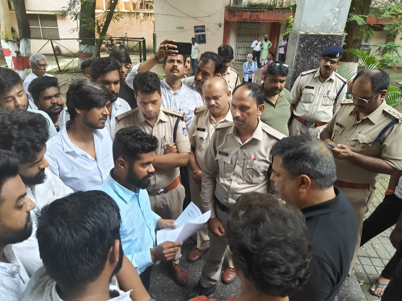 NSUI ने भोपाल में बरकतउल्ला विश्वविद्यालय में Chief Minister के नाम ज्ञापन सौंपा