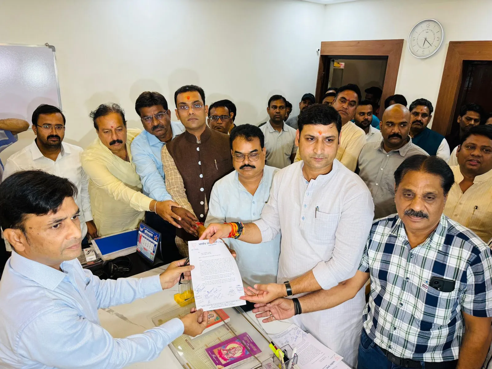 MP Vishnudutt Sharma पर अमर्यादित टिप्पणी करने पर भारतीय जनता पार्टी जिला भोपाल के प्रतिनिधिमंडल ने दिग्विजय सिंह के खिलाफ भोपाल क्राइम ब्रांच थाने में की शिकायत