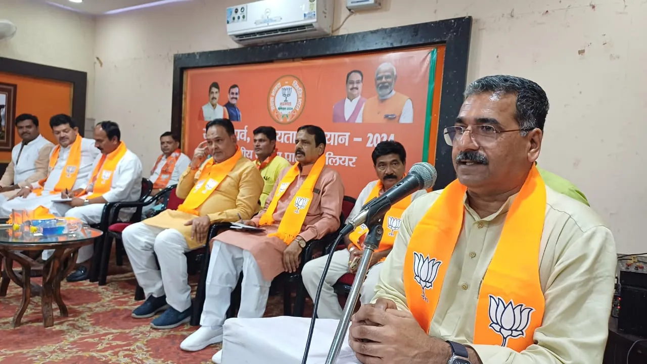 बीजेपी के प्रदेश संगठन महामंत्री Hitanand ने संगठन पर्व के संबंध में ग्वालियर में जिला बैठक को संबोधित किया