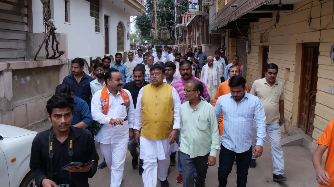 Energy Minister Shri Tomar ने उपनगर ग्वालियर में भ्रमण कर सफाई व्यवस्था का लिया जायजा