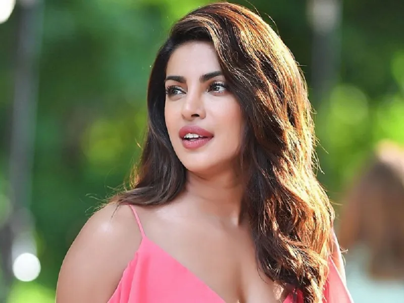 आल्प्स की बर्फ से ढंकी पहाड़ियों में घूम रही Priyanka Chopra