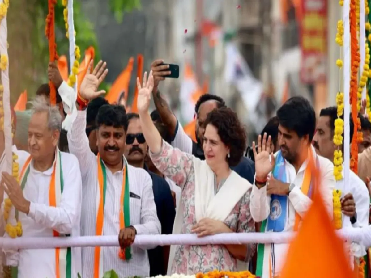 Priyanka Gandhi ने किया नामांकन दाखिल.....सोनिया, राहुल समेत अनेक नेता मौजूद रहे