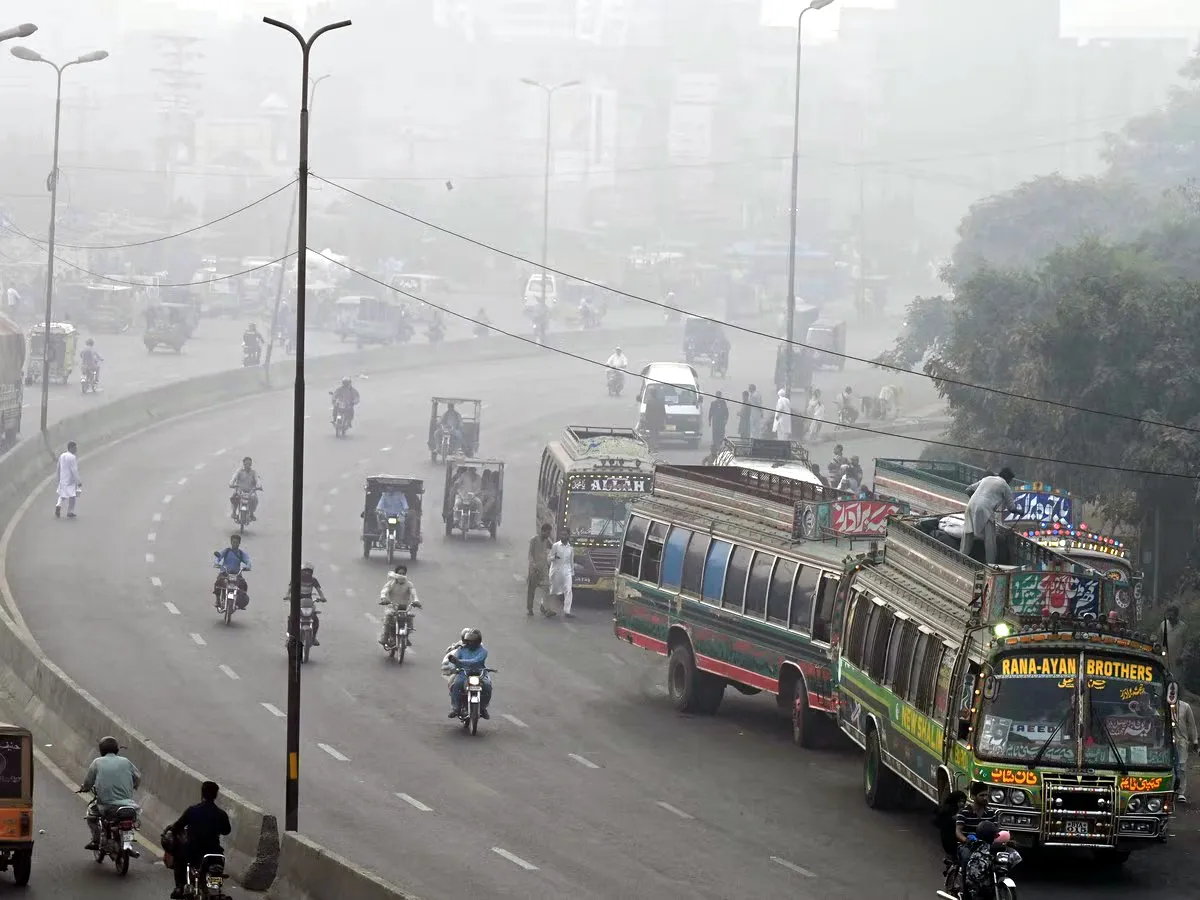 Lahore की फिजा में घुला जहर 1900 के पार हुआ एक्यूआई, औरंगजेब बोले- भारत से आ रही प्रदूषित हवा