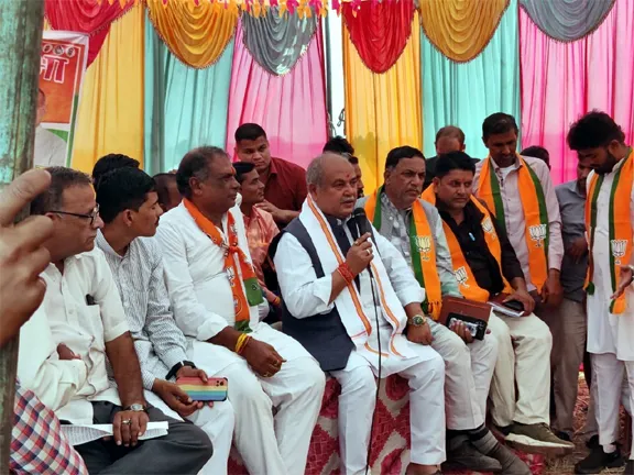 मध्यप्रदेश विधानसभा अध्यक्ष Narendra Singh Tomar ने विजयपुर के विभिन्न गांवों में नुक्कड़ सभाओं को संबोधित किया