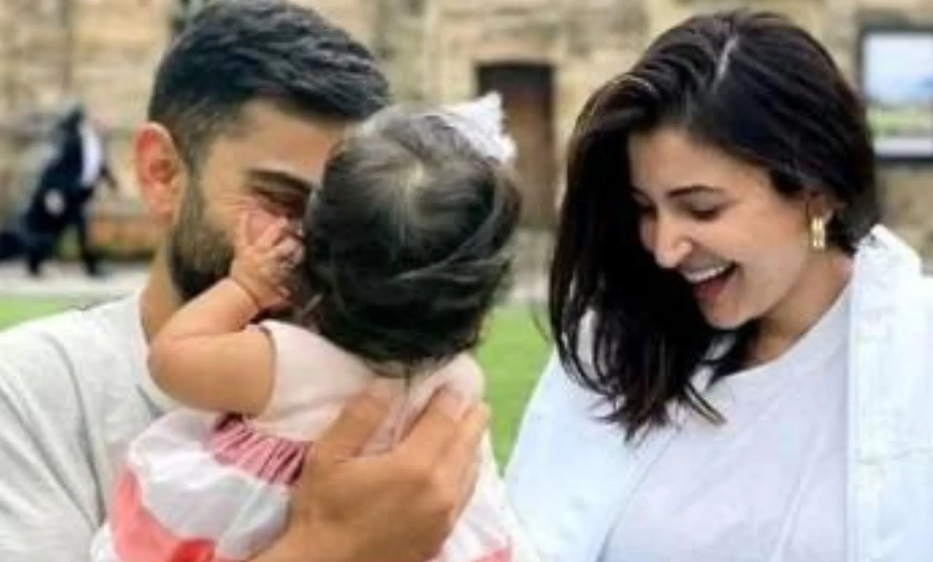 Anushka ने अपने पति और बच्चों की तस्वीर की शेयर