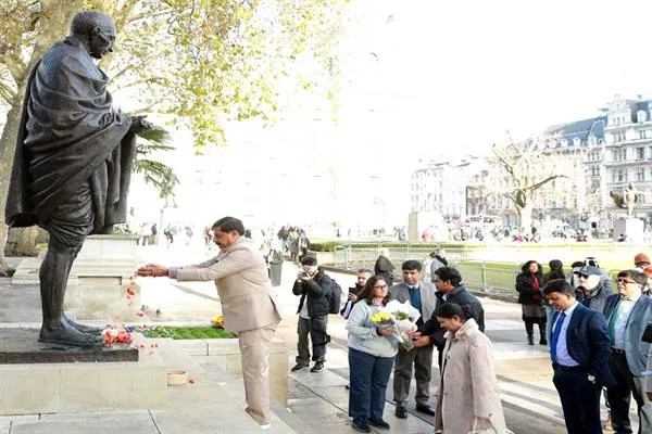 राष्ट्रपिता महात्मा गांधी को Chief Minister Dr. Yadav ने दी ब्रिटिश संसद परिसर में पुष्पांजलि